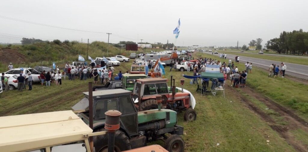 Autoconvocados salen a las rutas, mientras la Mesa de Enlace delibera