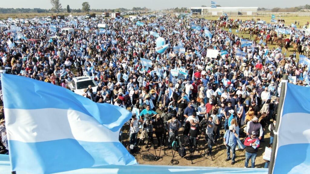 En un masivo acto, el campo se le plantó al gobierno