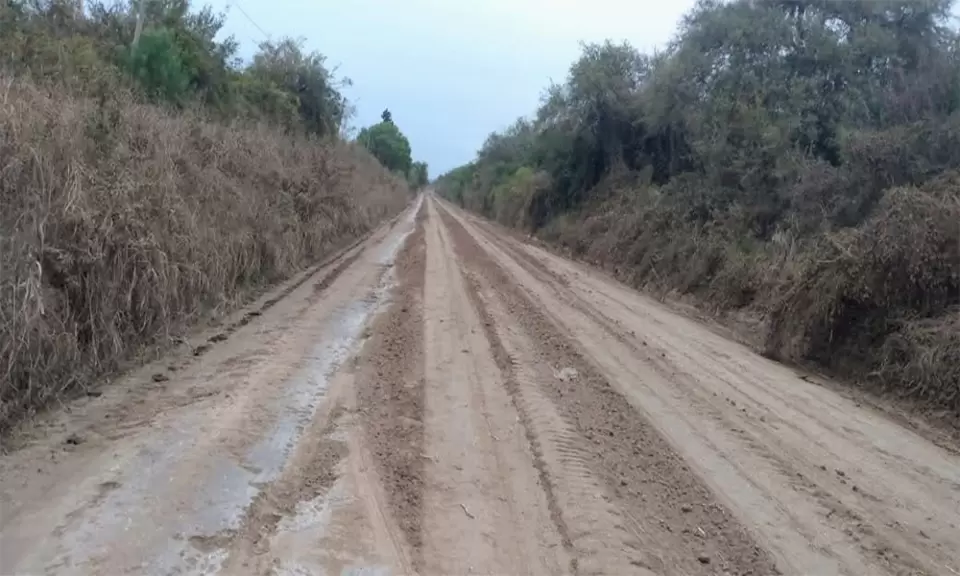 Las razones por las que un camino rural está hasta dos metros por debajo de un campo
